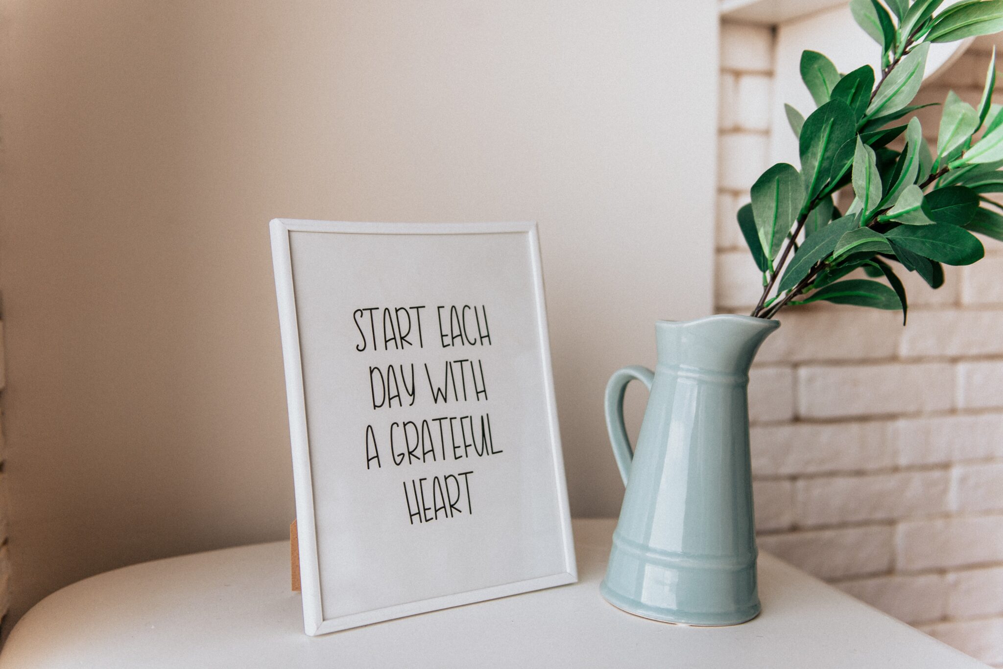 gratitude remind in frame next to vase